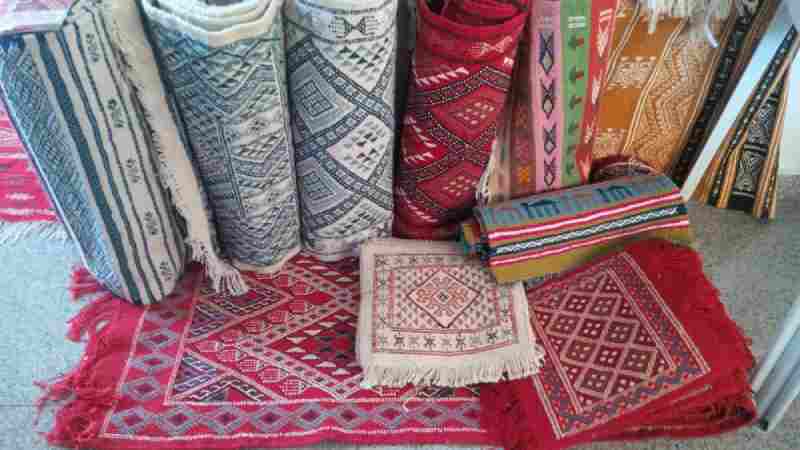 Des femmes tunisiennes fabriquent des tapis écologiques à partir de chiffons
