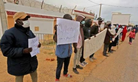 Des réfugiés africains s'assoient devant le siège des Nations Unies en Tunisie pour exiger leur évacuation vers d'autres pays