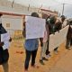 Des réfugiés africains s'assoient devant le siège des Nations Unies en Tunisie pour exiger leur évacuation vers d'autres pays
