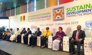 Le commissaire européen chargé du partenariat international appelle à la restructuration de la dette des pays africains