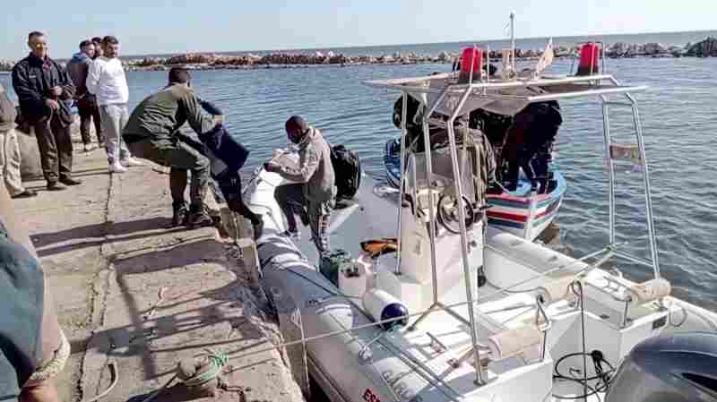 L'armée tunisienne sauve 81 migrants qui ont navigué à partir de la côte Libyenne