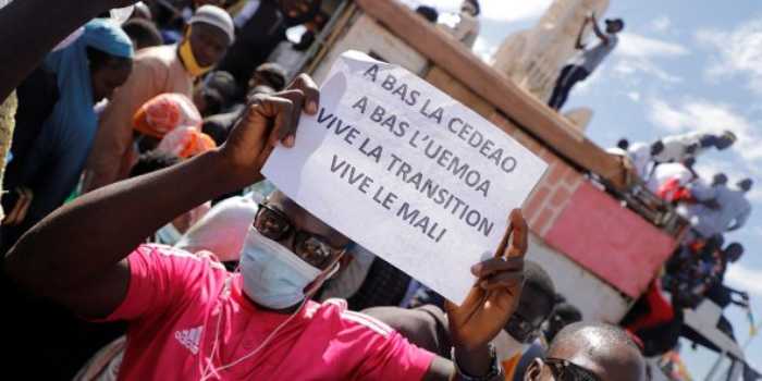 Mali : Des milliers de personnes dans une nouvelle manifestation pour montrer leur soutien à la junte