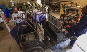 Un tuk-tuk électrique concurrence les véhicules à essence au Soudan
