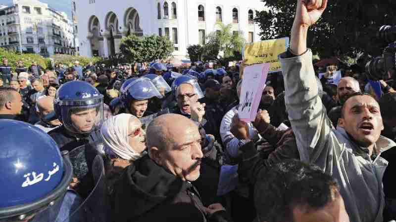 Malgré des milliards de pétrole et de gaz, le spectre de la faim et de l'austérité plane sur l'Algérie