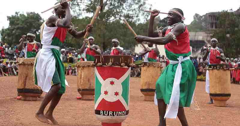 Les batteurs burundais perpétuent l'ancienne ambiance