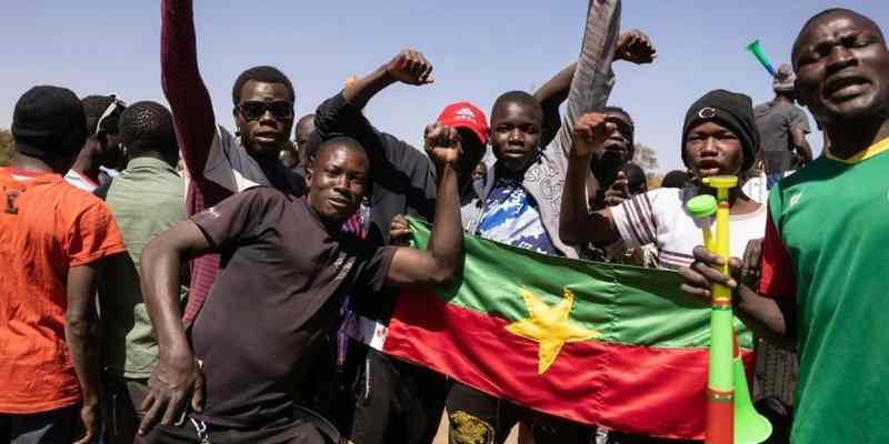 Des centaines de personnes manifestent au Burkina Faso contre leur abandon par le gouvernement face aux militants