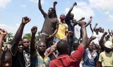 Après une dispute avec un religieux musulman, une foule de musulmans en colère brûle un homme à mort dans la capitale nigériane
