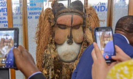 Le roi des Belges restitue au Congo un masque antique pillé pendant la période coloniale