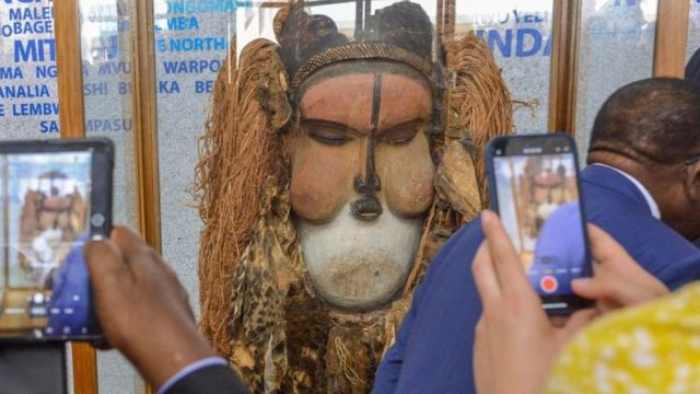 Le roi des Belges restitue au Congo un masque antique pillé pendant la période coloniale