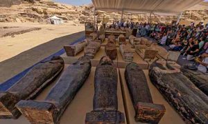 L'Egypte dévoile une découverte majeure de 250 sarcophages et 150 statuettes à Saqqarah