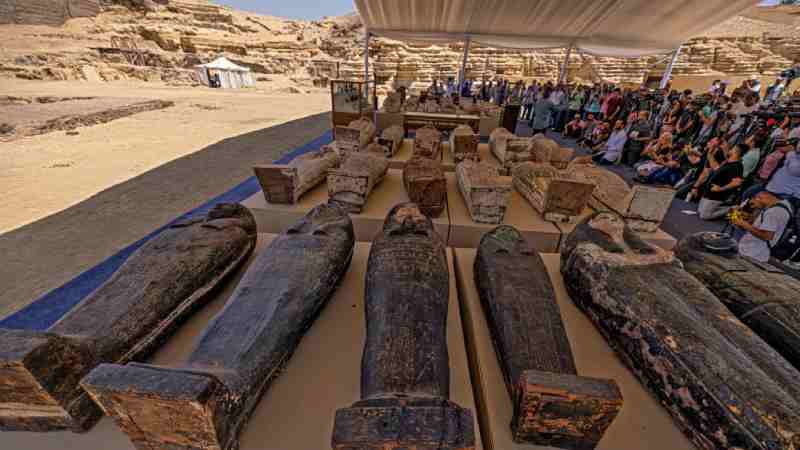 L'Egypte dévoile une découverte majeure de 250 sarcophages et 150 statuettes à Saqqarah