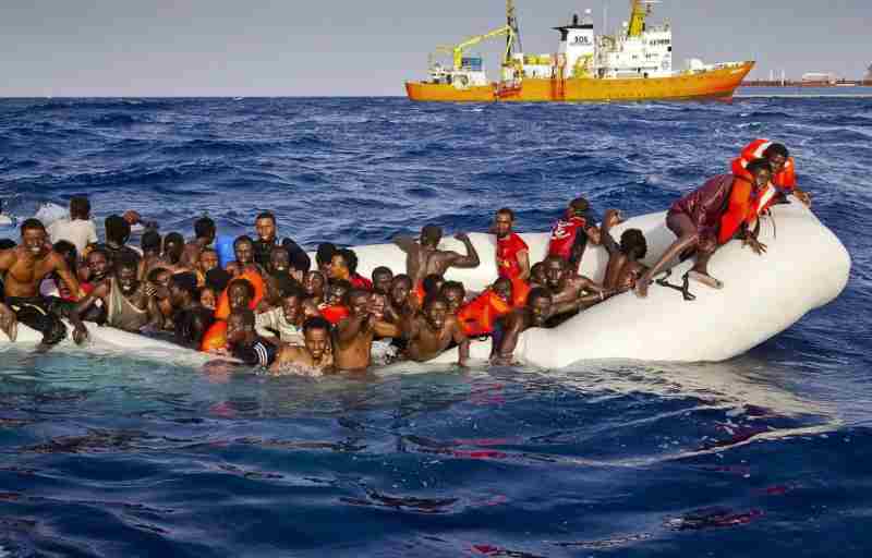 Un voyage au bord de la mort...Des centaines de migrants irréguliers Africains secourus en Méditerranée