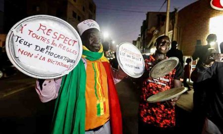 Les partisans de l'opposition sénégalaise frappent des pots dans une protestation bruyante