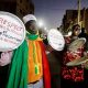 Les partisans de l'opposition sénégalaise frappent des pots dans une protestation bruyante