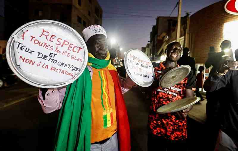 Les partisans de l'opposition sénégalaise frappent des pots dans une protestation bruyante