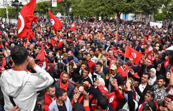Du parlement dissous à la réécriture de la constitution...Comment le président tunisien a-t-il resserré son emprise sur le pouvoir ?