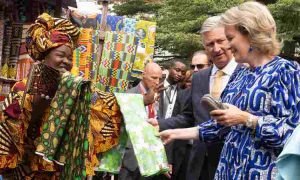 RDC : Les vendeurs de pagnes espèrent relancer leurs affaires après la visite de la famille royale