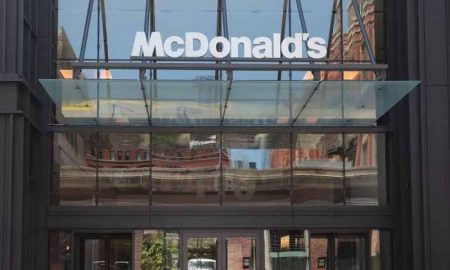 Une femme égyptienne documente un employé d'un restaurant McDonald's en train de filmer des femmes dans les toilettes du magasin