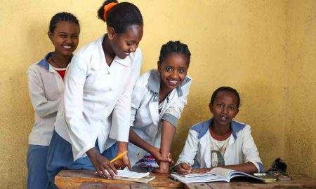 Les pays africains s'engagent dans une initiative visant à mettre fin au sida en soutenant l'éducation des filles