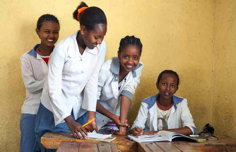 Les pays africains s'engagent dans une initiative visant à mettre fin au sida en soutenant l'éducation des filles