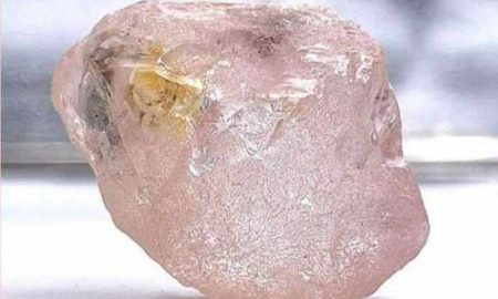 Des mineurs angolais déterrent le plus gros diamant découvert en 300 ans