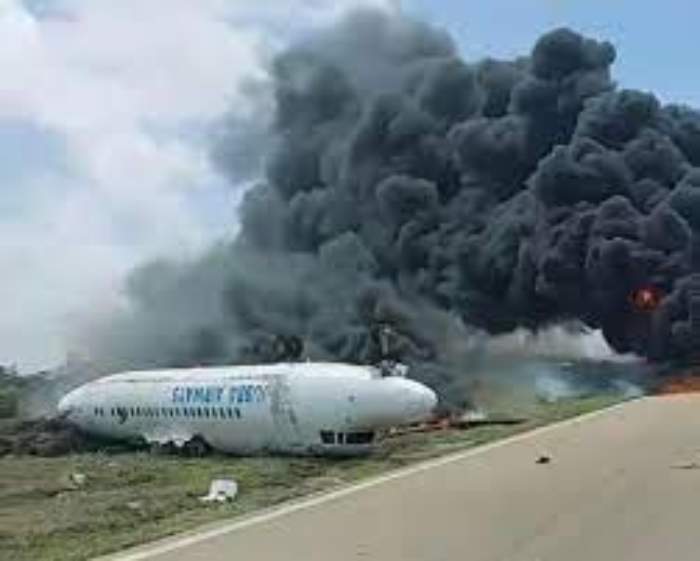 Un avion de passagers somalien s'écrase lors de l'atterrissage à l'aéroport de Mogadiscio
