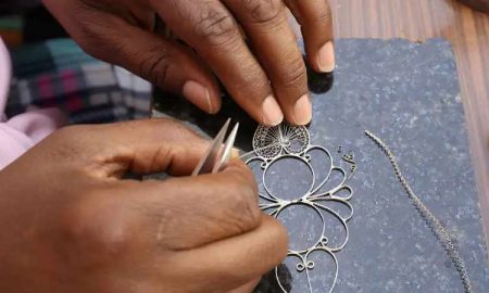 Les bijoux traditionnels libyens s'accrochent à un fil d'argent