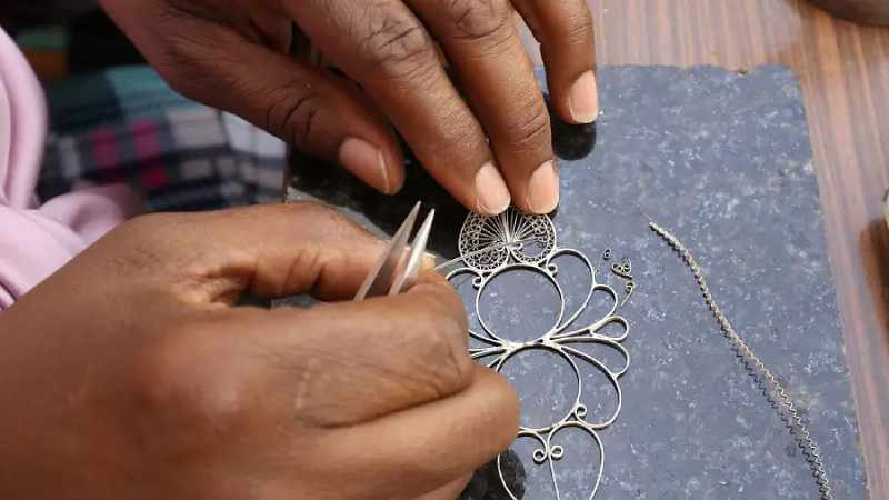 Les bijoux traditionnels libyens s'accrochent à un fil d'argent