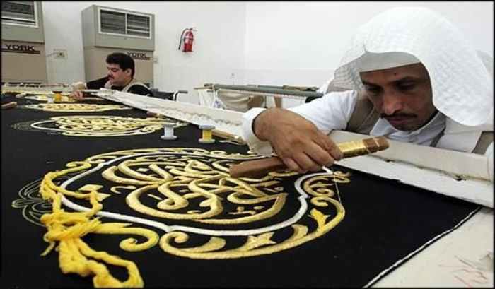 Une famille égyptienne a brodé le revêtement de la Kaaba pendant des décennies, poursuivant son artisanat avec des fils d'or