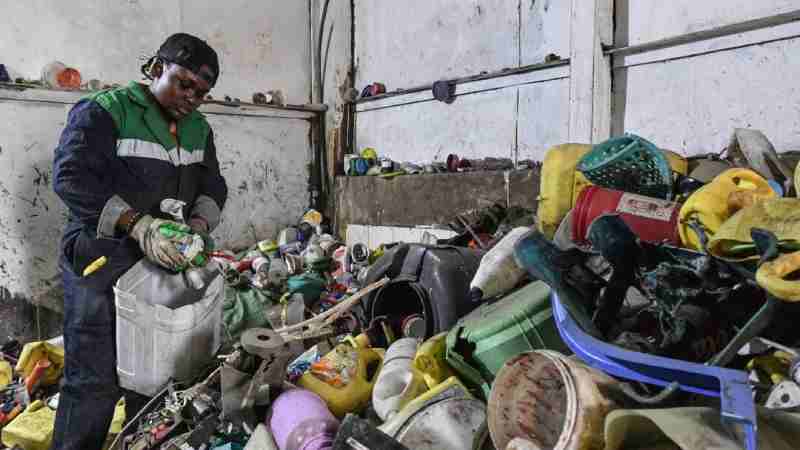 Un jeune kenyan invente un appareil qui aide à trier les déchets