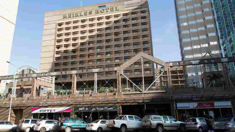 Faute d'eau, un hôtel 5 étoiles au Zimbabwe fournit à ses clients de l'eau chaude dans un "seau"
