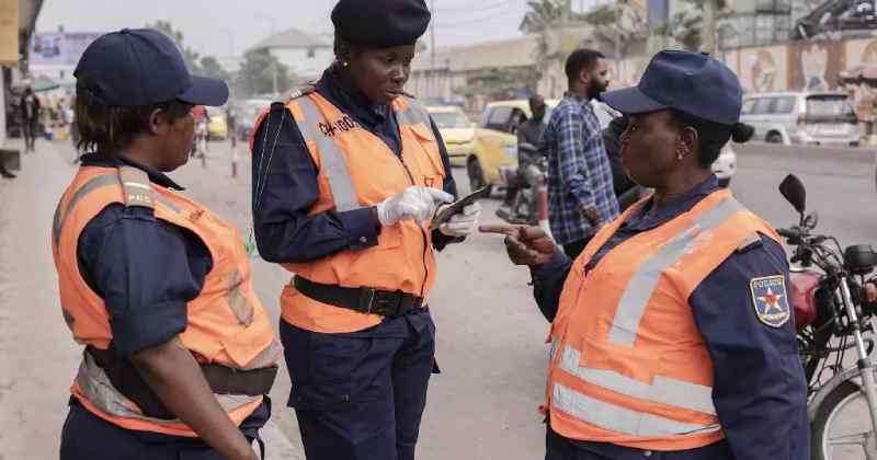 RDC: Des chauffeurs à Kinshasa récompensent des policiers honnêtes