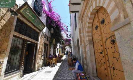 La vieille ville de Tunisie cherche des visiteurs pendant les vacances et la nuit