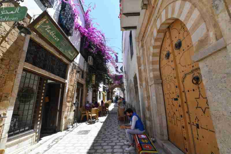 La vieille ville de Tunisie cherche des visiteurs pendant les vacances et la nuit