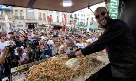 Un vendeur de rue en Tunisie trouve ce qu'il veut gagner en vendant des sandwichs et motive les jeunes à prendre des initiatives