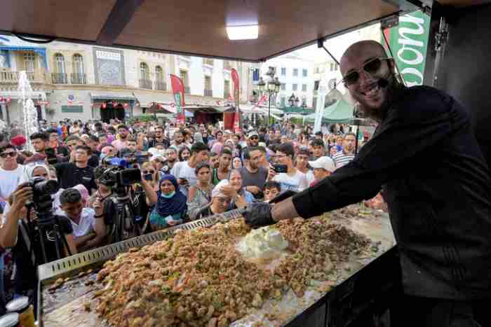 Un vendeur de rue en Tunisie trouve ce qu'il veut gagner en vendant des sandwichs et motive les jeunes à prendre des initiatives