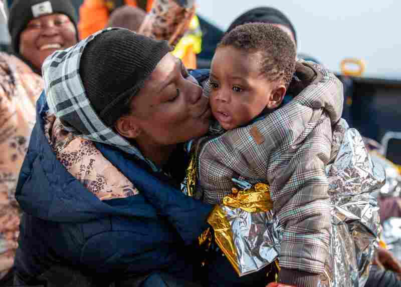 L'OIM redonne espoir aux femmes africaines migrantes enceintes bloquées en route pour traverser la Méditerranée