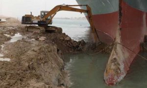 Un pétrolier géant perturbe la navigation dans le canal de Suez