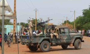 Responsables locaux : Des dizaines de civils tués dans une attaque de l'Etat islamique contre une ville du Mali