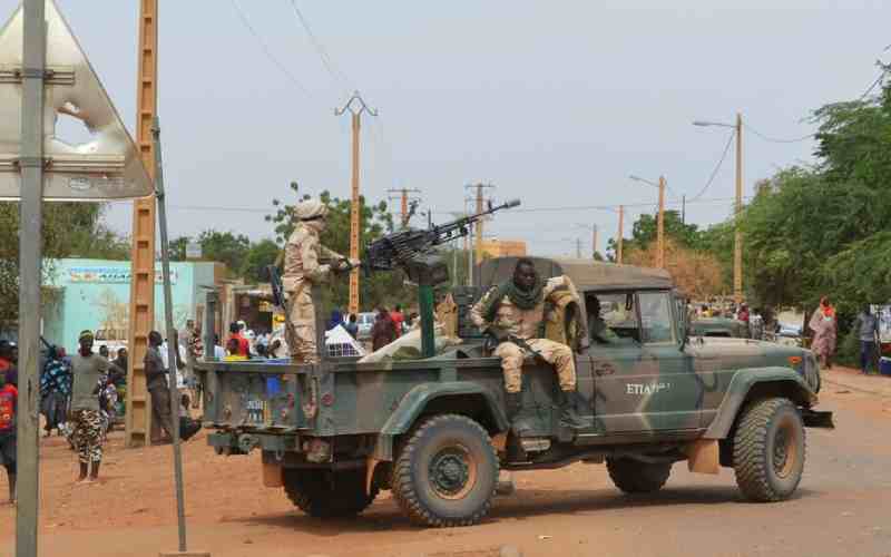 Responsables locaux : Des dizaines de civils tués dans une attaque de l'Etat islamique contre une ville du Mali