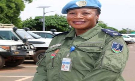 Une femme officier du Burkina Faso remporte le prix de la femme policière de l'année 2022 de l'ONU