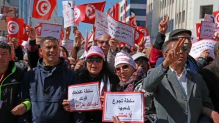 Une bousculade et des bagarres pour obtenir du sucre...La Tunisie fait face à une crise économique étouffante