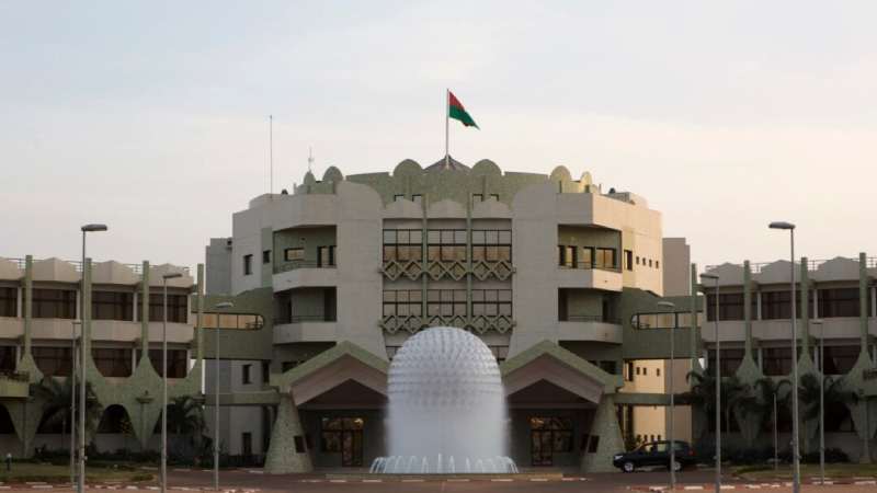 Après avoir entendu des coups de feu aux abords du palais présidentiel, la diffusion de la télévision officielle au Burkina Faso a été interrompue