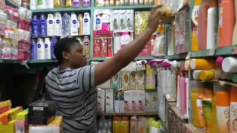 Au Cameroun, les produits éclaircissants restent populaires malgré les risques et l’interdiction