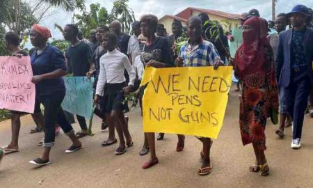 Des milliers de personnes ont manifesté pour exiger la fin des enlèvements et l'ouverture d'écoles au Cameroun