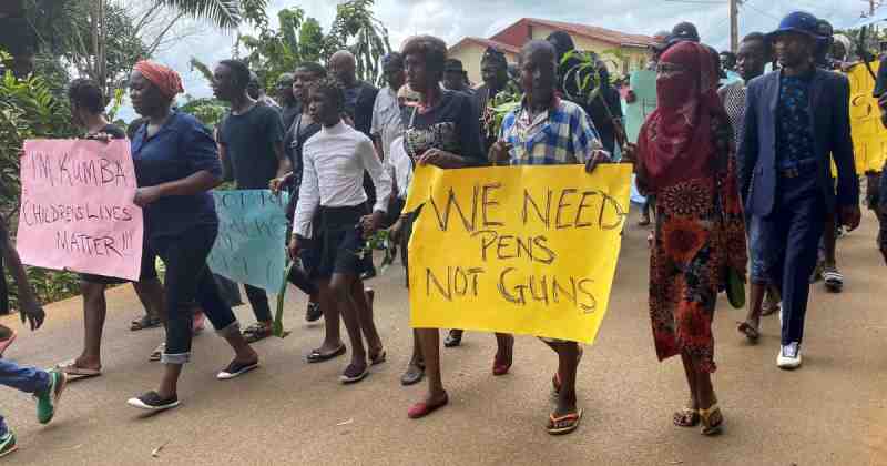 Des milliers de personnes ont manifesté pour exiger la fin des enlèvements et l'ouverture d'écoles au Cameroun