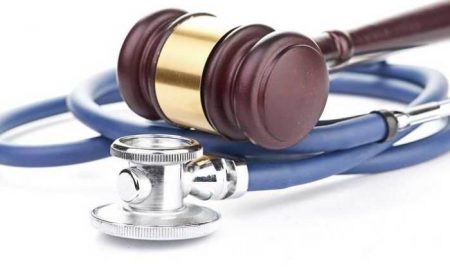 Exige l'abolition de l'emprisonnement des médecins...Controverse sur la loi sur la responsabilité médicale en Égypte