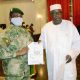 Le président de transition du Mali, Asimi Gueta, reçoit le projet de la nouvelle constitution