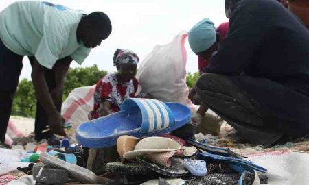 Une organisation kenyane transforme des sandales en caoutchouc jetées en œuvres d'art