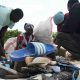 Une organisation kenyane transforme des sandales en caoutchouc jetées en œuvres d'art